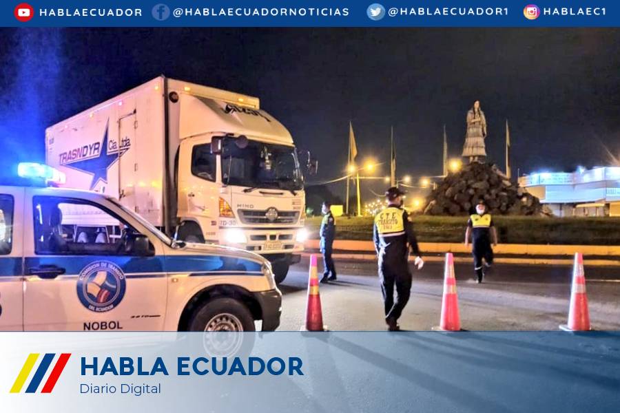 Agentes de la Comisión de Tránsito del Ecuador (CTE) la noche de este miércoles mantuvieron los cierres alrededor de la penitenciaria de Guayaquil, en la vía a Daule.